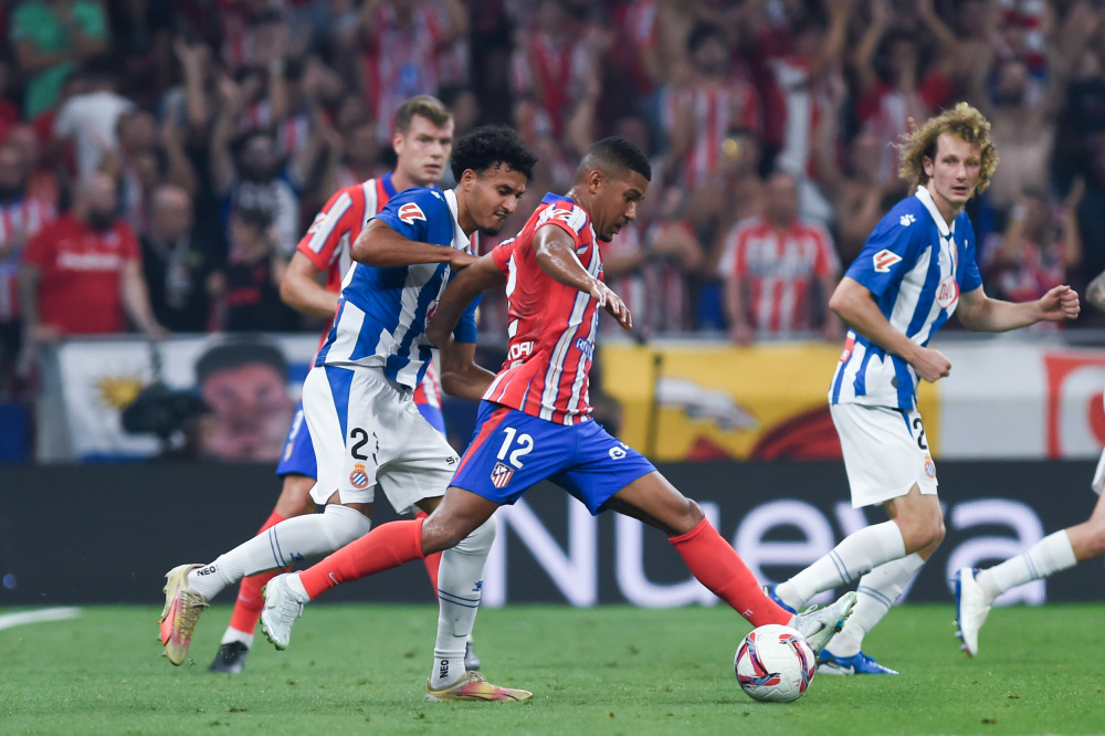 前锋关键进球锁定胜局（前锋破门奠定胜局）