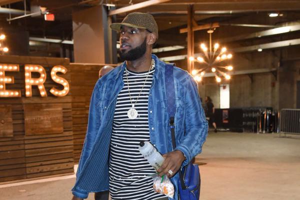 ATP年终总决赛：阿尔卡拉斯2-1逆转，基本锁定出线权，辛纳急了！（ATP年终总决赛：阿尔卡拉斯2-1翻盘，出线几乎锁定，辛纳显得着急）