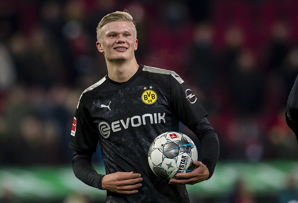 哈里·凯恩替补出场打入帽子戏法，五星拜仁轻松战胜斯图加特（哈里·凯恩替补戴帽，拜仁轻取斯图加特）