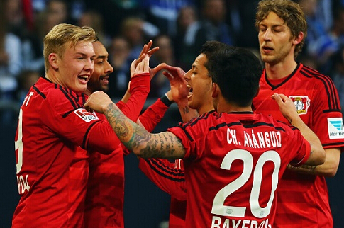 替补球员首秀即得分，成为焦点（替补登场首秀建功，瞬间抢镜）