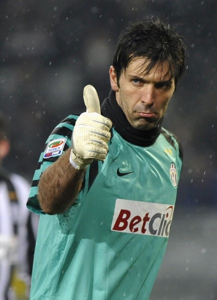 图片报：乌尔比希佩戴特制眼镜与耳罩训练，为了提高专注力（图片报：为提升专注力，乌尔比希训练中佩戴特制眼镜与耳罩）