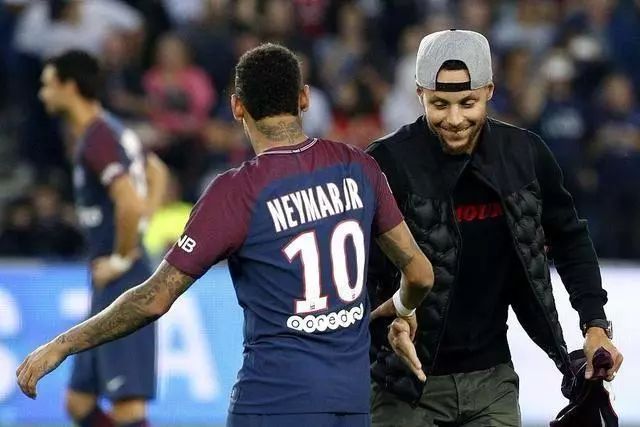 阿贾克斯客场4-2逆转卡拉巴克，收获本赛季欧冠首胜（阿贾克斯客场上演4-2逆转力克卡拉巴克，斩获赛季欧冠首胜）